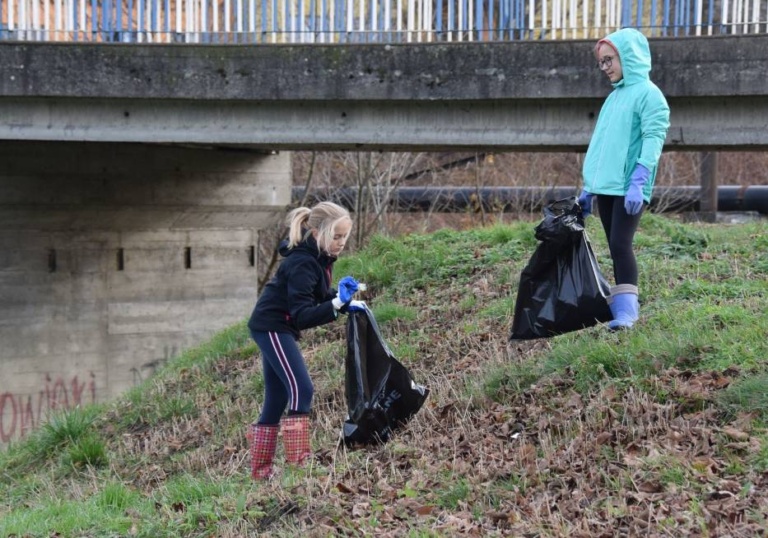 KIDS PICKING UP RUBBISH